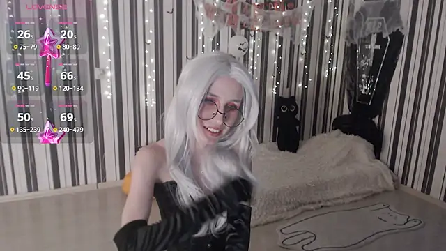 Snapshot of _Hanna_Moon_ chatting on 10/31/25, 01:19 Hanna Moon online show from 10/31/25, 01:19