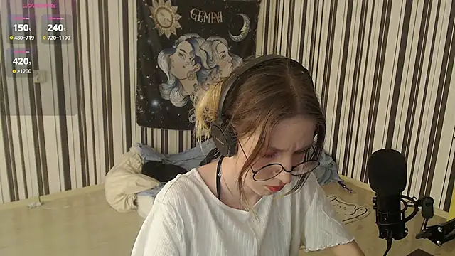 Snapshot of _Hanna_Moon_ chatting on 10/03/25, 10:28 Hanna Moon online show from 10/03/25, 10:28