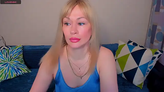 Snapshot of EllenMoore chatting on 05/24/26, 03:06 EllenMoore online show from 05/24/26, 03:06