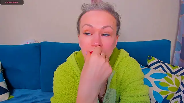 EllenMoore online show from 10/24/25, 03:05