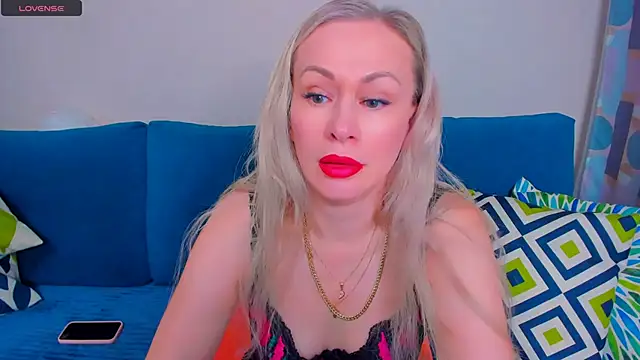 EllenMoore online show from 09/10/25, 03:05