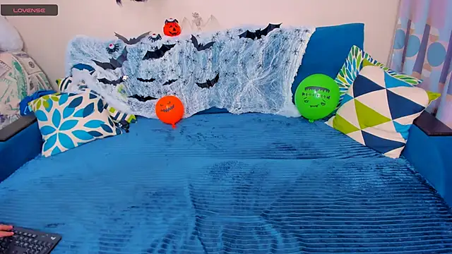 EllenMoore online show from 11/01/25, 03:02