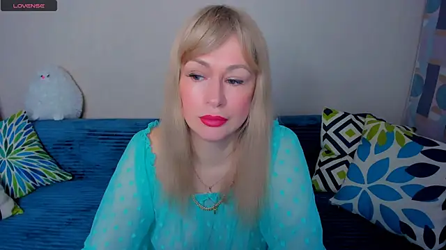 Snapshot of EllenMoore chatting on 04/22/26, 03:13 EllenMoore online show from 04/22/26, 03:13