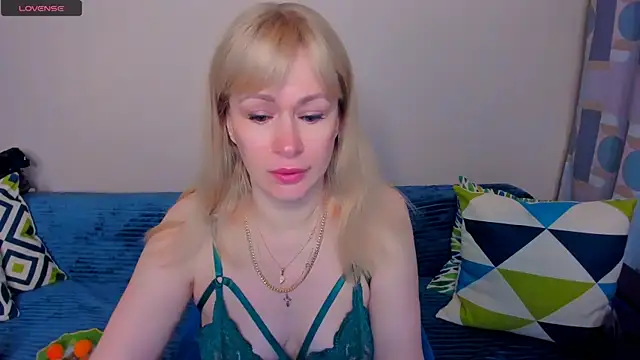 Snapshot of EllenMoore chatting on 06/10/26, 03:52 EllenMoore online show from 06/10/26, 03:52