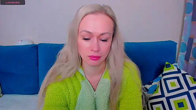 EllenMoore online show from 09/30/25, 03:01