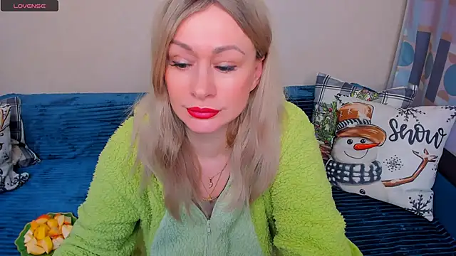 Snapshot of EllenMoore chatting on 02/27/26, 03:07 EllenMoore online show from 02/27/26, 03:07