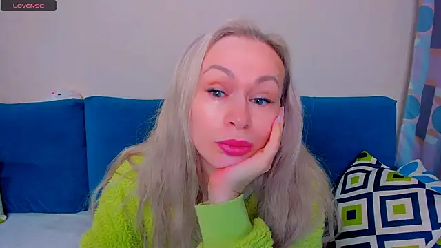 EllenMoore online show from 10/01/25, 03:11