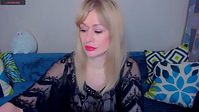 Snapshot of EllenMoore chatting on 04/24/26, 03:08 EllenMoore online show from 04/24/26, 03:08