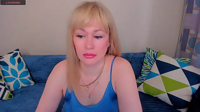 Snapshot of EllenMoore chatting on 06/05/26, 03:22 EllenMoore online show from 06/05/26, 03:22