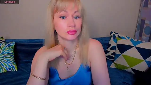 Snapshot of EllenMoore chatting on 05/23/26, 03:05 EllenMoore online show from 05/23/26, 03:05