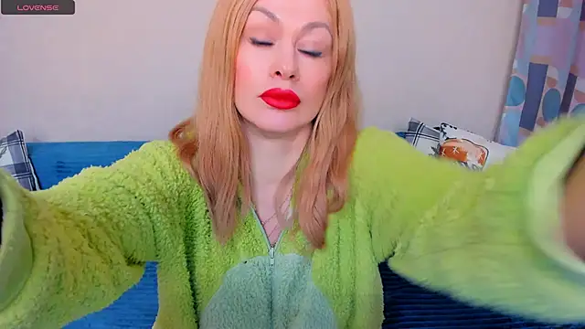 Snapshot of EllenMoore chatting on 01/17/26, 03:10 EllenMoore online show from 01/17/26, 03:10