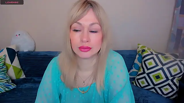 Snapshot of EllenMoore chatting on 05/02/26, 03:12 EllenMoore online show from 05/02/26, 03:12
