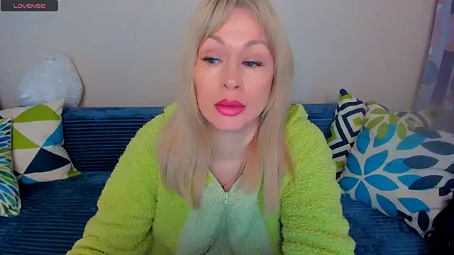 Snapshot of EllenMoore chatting on 04/29/26, 03:11 EllenMoore online show from 04/29/26, 03:11