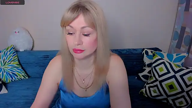 Snapshot of EllenMoore chatting on 04/19/26, 03:07 EllenMoore online show from 04/19/26, 03:07