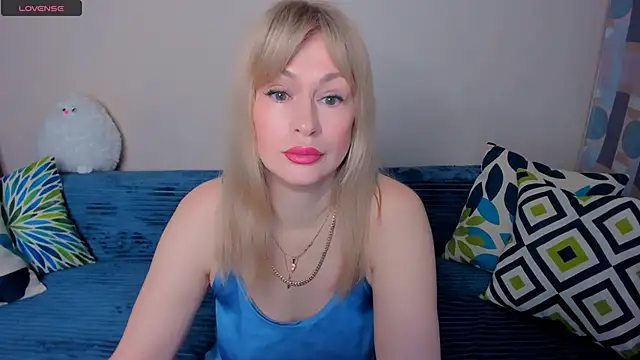 Snapshot of EllenMoore chatting on 04/21/26, 03:13 EllenMoore online show from 04/21/26, 03:13
