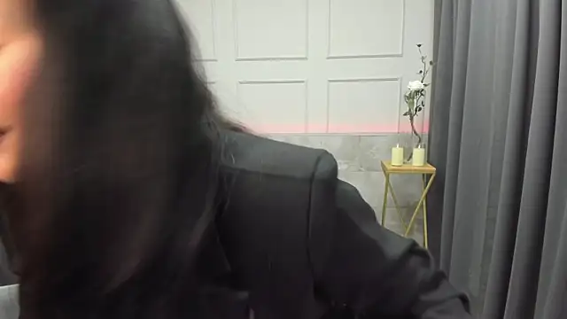 Snapshot of ErikaSoft chatting on 11/17/25, 05:33 ErikaSoft online show from 11/17/25, 05:33