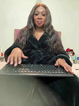 Snapshot of Bootyliciouse21X chatting on 06/21/26, 04:29 Bootyliciouse21X online show from 06/21/26, 04:29
