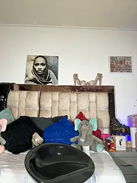 Snapshot of LeilaLopez chatting on 10/31/25, 01:35 LeilaLopez online show from 10/31/25, 01:35