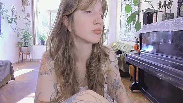 Snapshot of Miranda2_0 chatting on 10/10/25, 06:03 Miranda2 0 online show from 10/10/25, 06:03