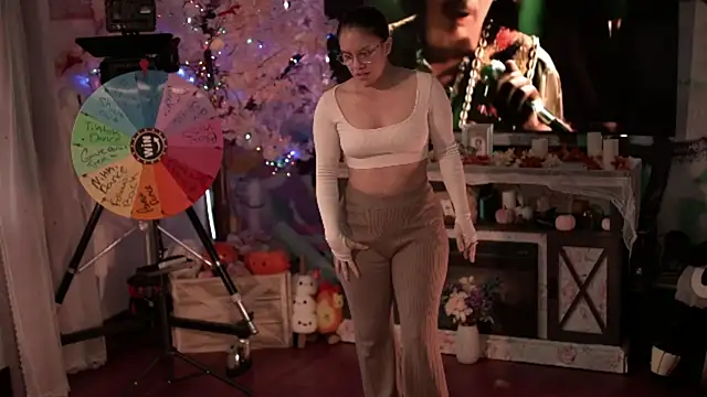 Nikki Torres online show from 11/18/25, 07:17