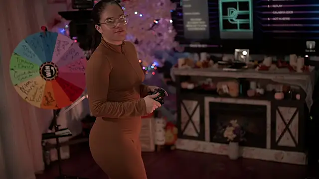 Nikki Torres online show from 11/18/25, 04:27