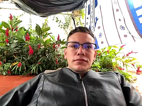 Snapshot of simon_and_david chatting on 10/11/25, 08:21 simon and david online show from 10/11/25, 08:21