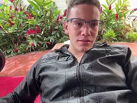 Snapshot of simon_and_david chatting on 11/30/25, 05:25 simon and david online show from 11/30/25, 05:25