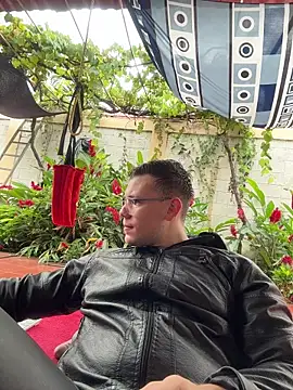 Snapshot of simon_and_david chatting on 10/30/25, 06:05 simon and david online show from 10/30/25, 06:05