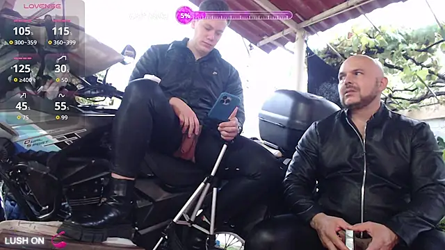 Snapshot of simon_and_david chatting on 11/05/25, 10:13 simon and david online show from 11/05/25, 10:13