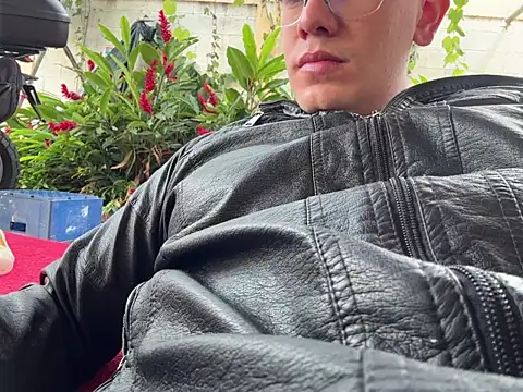 Snapshot of simon_and_david chatting on 10/31/25, 08:38 simon and david online show from 10/31/25, 08:38