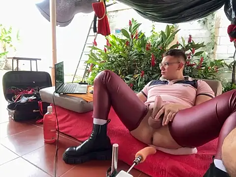 Snapshot of simon_and_david chatting on 09/18/25, 04:32 simon and david online show from 09/18/25, 04:32