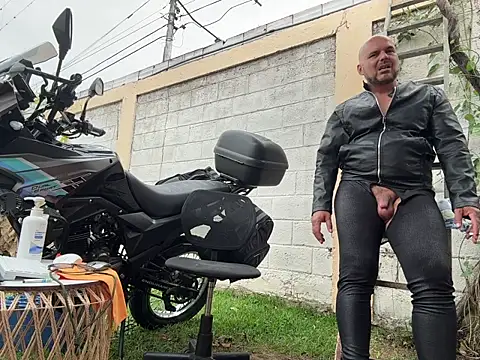 Snapshot of simon_and_david chatting on 12/13/25, 08:04 simon and david online show from 12/13/25, 08:04