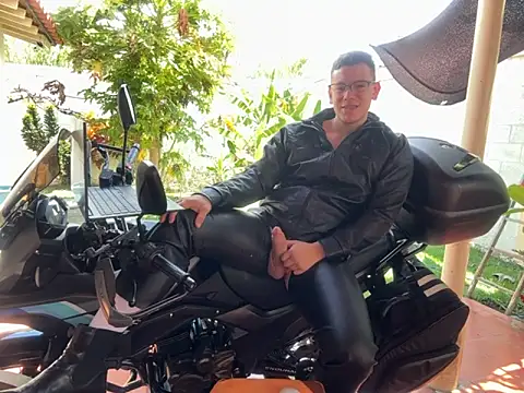 Snapshot of simon_and_david chatting on 09/22/25, 05:30 simon and david online show from 09/22/25, 05:30