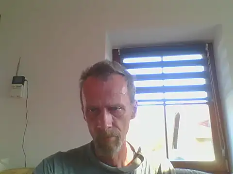 Snapshot of xxBareBabyxx chatting on 11/08/25, 12:42 xxBareBabyxx online show from 11/08/25, 12:42