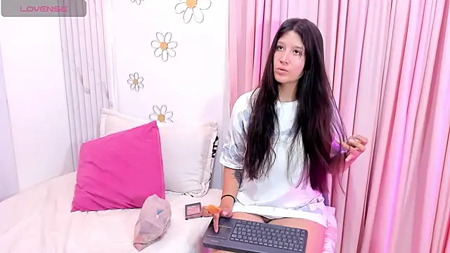 Snapshot of Dulce_andrea__ chatting on 02/13/26, 04:07 Dulce andrea online show from 02/13/26, 04:07