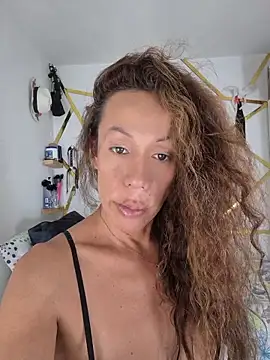 Snapshot of YOURSDEBORA chatting on 05/20/26, 10:29 YOURSDEBORA online show from 05/20/26, 10:29