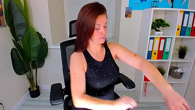 Snapshot of AnaMills chatting on 11/19/25, 10:15 AnaMills online show from 11/19/25, 10:15