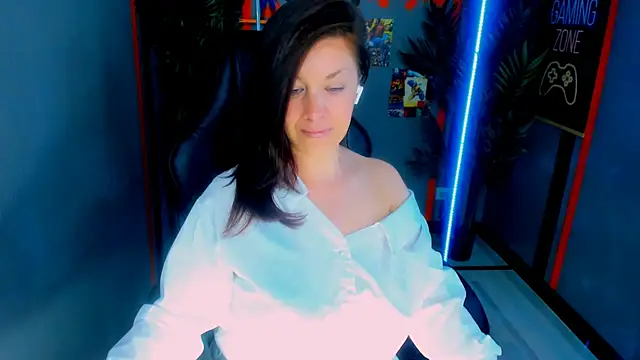 Snapshot of AnaMills chatting on 06/12/26, 10:18 AnaMills online show from 06/12/26, 10:18