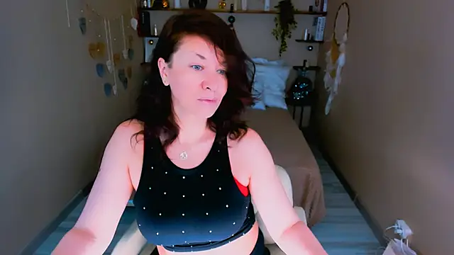 Snapshot of AnaMills chatting on 12/16/25, 10:19 AnaMills online show from 12/16/25, 10:19