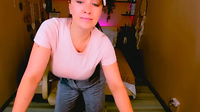 Snapshot of AnaMills chatting on 10/22/25, 03:11 AnaMills online show from 10/22/25, 03:11