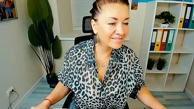 Snapshot of AnaMills chatting on 09/19/25, 10:19 AnaMills online show from 09/19/25, 10:19
