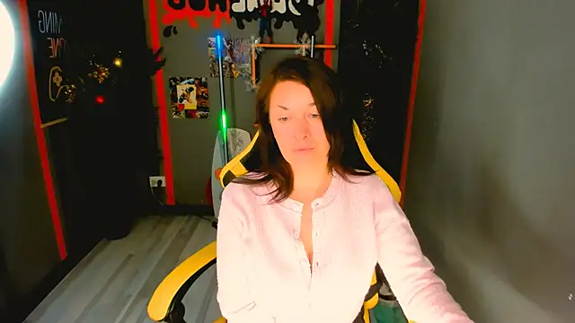 Snapshot of AnaMills chatting on 12/15/25, 10:10 AnaMills online show from 12/15/25, 10:10