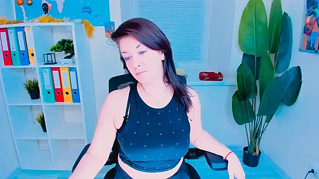 Snapshot of AnaMills chatting on 12/18/25, 10:30 AnaMills online show from 12/18/25, 10:30