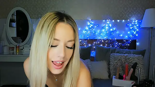 MiaBeeXX online show from 11/12/25, 10:30