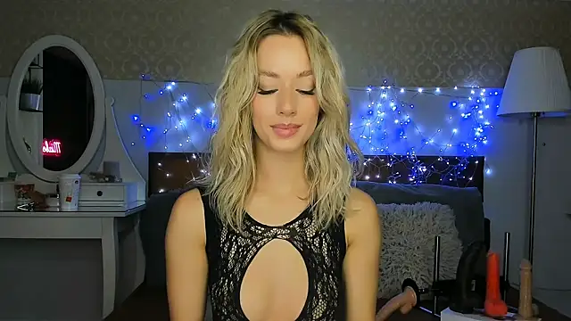 MiaBeeXX online show from 09/28/25, 12:01