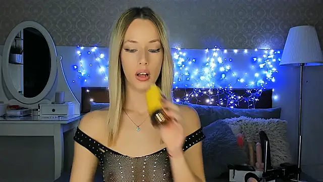 MiaBeeXX online show from 10/30/25, 03:09