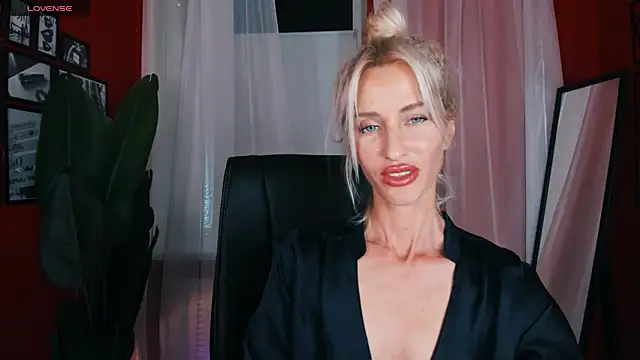 Snapshot of CindySw chatting on 09/13/25, 10:37 CindySw online show from 09/13/25, 10:37