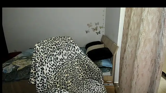 KrissLoona online show from 12/01/25, 04:19