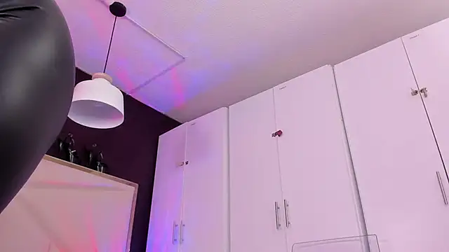 Inndrahot online show from 04/19/26, 04:02