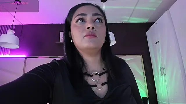 Inndrahot online show from 11/17/25, 04:27